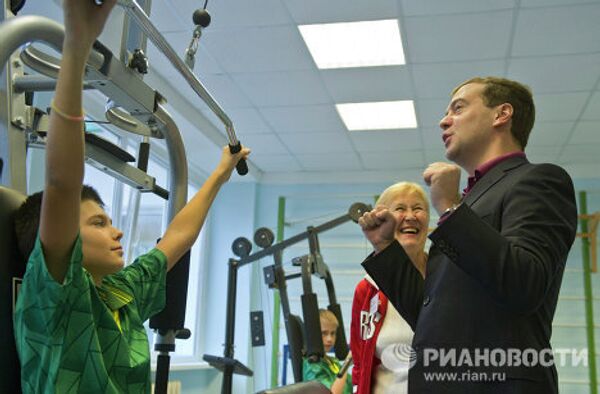 Dmitri Medvédev muestra su buena forma física en un gimnasio escolar - Sputnik Mundo