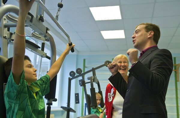 Dmitri Medvédev muestra su buena forma física en un gimnasio escolar - Sputnik Mundo