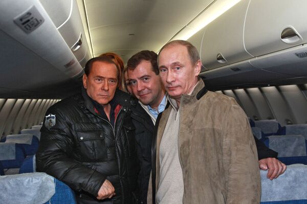 Medvédev, Putin y Berlusconi toman conocimiento con el SuperJet 100 - Sputnik Mundo