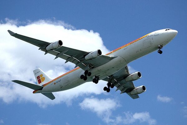 La mayor aerolínea de España cancela todos los vuelos por “la huelga salvaje” de los controladores aéreos - Sputnik Mundo