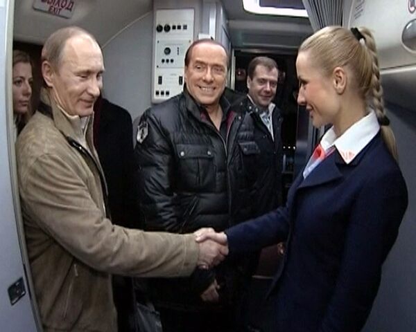 Medvédev, Putin y Berlusconi, inspeccionan un Superjet 100 - Sputnik Mundo