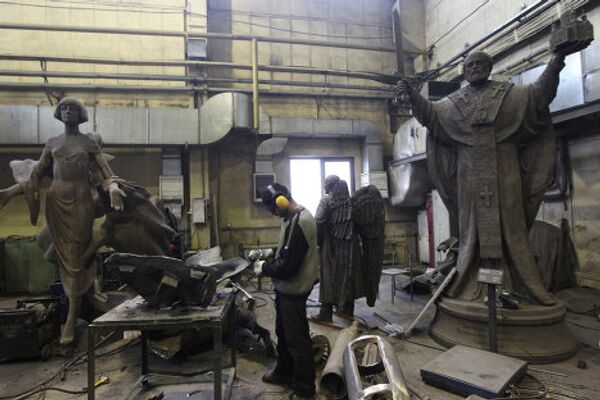 Artistas rusos trabajan en una réplica del monumento militar demolido en Georgia - Sputnik Mundo