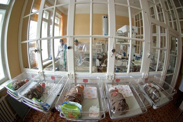 Mujer da a luz a dos mellizos de distintos padres en Polonia. Archivo. - Sputnik Mundo