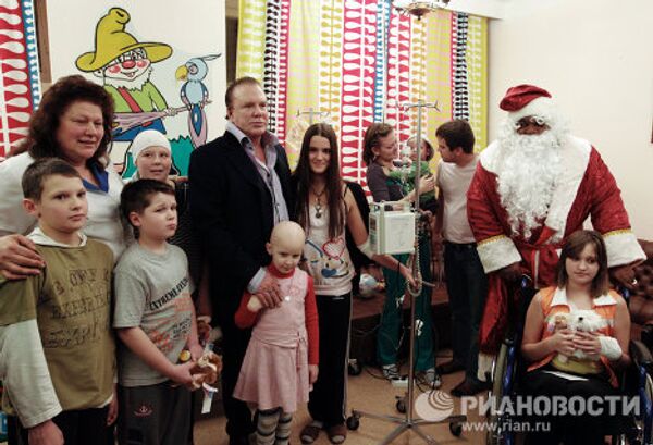 Rourke y Delon visitan a pequeños pacientes de oncología en Rusia - Sputnik Mundo