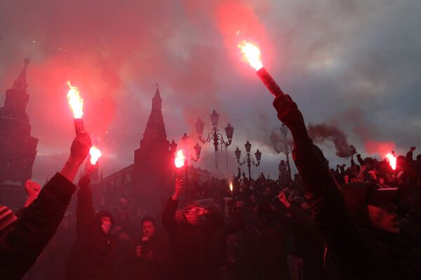Hace un año, el 11 de diciembre de 2010, varios miles de hinchas de fútbol y jóvenes nacionalistas se reunieron en la plaza Manéznahaya de Moscú, al lado del Kremlin. - Sputnik Mundo