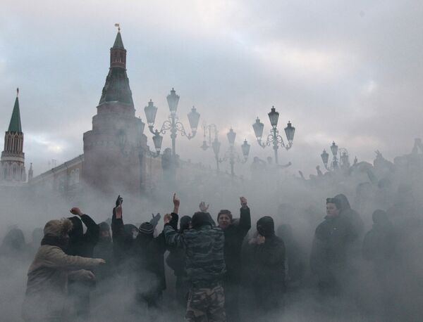 Policía suelta a los detenidos la víspera por participar en disturbios en el centro de Moscú - Sputnik Mundo