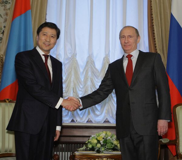 Sukhbaatar Batbold y Vladímir Putin - Sputnik Mundo