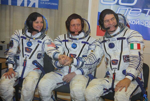 A bordo de la nave Soyuz TMA-20, que será lanzada mañana hacia la ISS, subirán el cosmonauta ruso Dmitri Kondrátiev (capitán de la nave); la astronauta de la NASA, Catherine Coleman, y el astronauta de la Agencia Espacial Europea, Paolo Nespoli (ingenieros de a bordo). - Sputnik Mundo