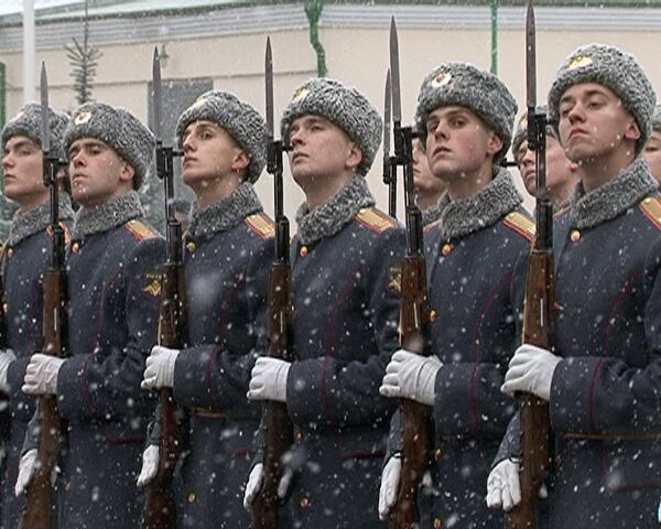 Guardias de Honor rusos hacen malabarismo de carabinas con bayonetas desenvainadas - Sputnik Mundo