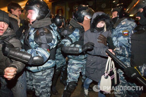 Policía detiene a centenares de personas en Moscú para prevenir acciones ilegales - Sputnik Mundo