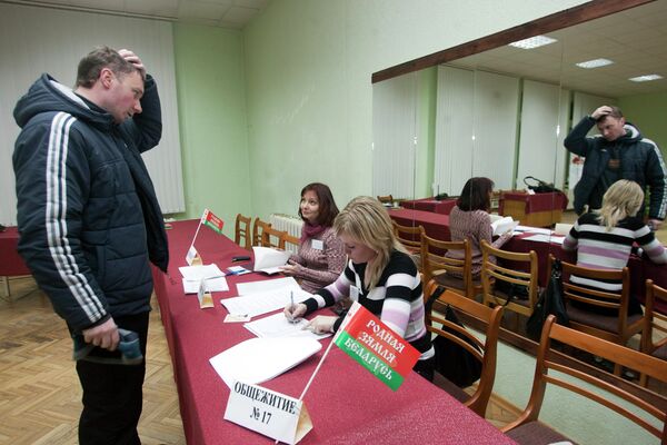 Colegios electorales se abren en Bielorrusia para elegir al presidente - Sputnik Mundo