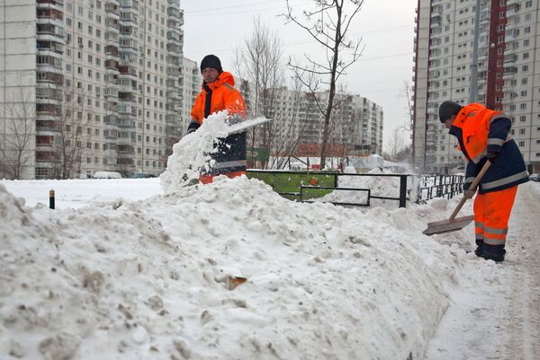 Más de 200 mil metro cúbicos de nieve caen sobre Moscú las últimas 24 horas - Sputnik Mundo