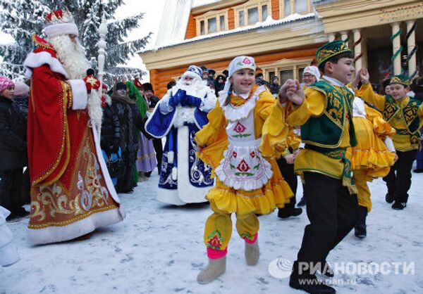 Reunión del Papá Noel ruso con su colega tártaro - Sputnik Mundo