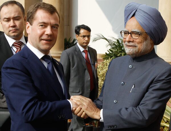 El presidente ruso, Dmitri Medvédev con Manmohan Singh - Sputnik Mundo