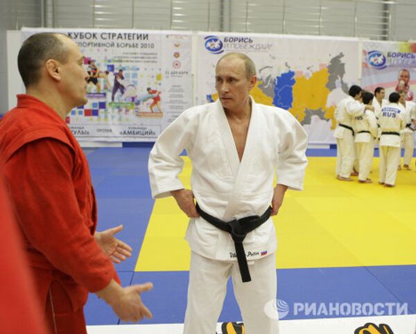 Vladímir Putin se entrena con equipo ruso de deportes de combate  - Sputnik Mundo