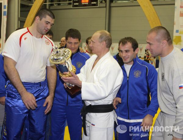 Vladímir Putin se entrena con equipo ruso de deportes de combate  - Sputnik Mundo