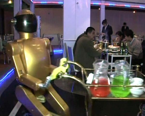 Camareros-robots atienden a clientes de un restaurante chino - Sputnik Mundo