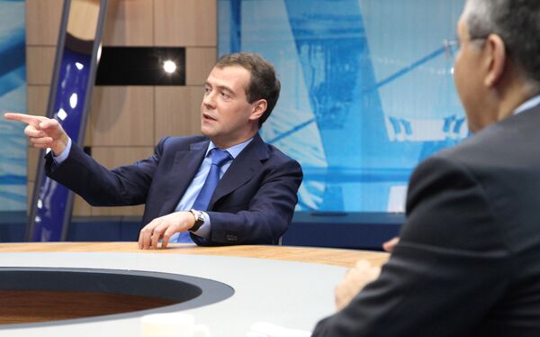El tema de la crisis fue abordado por el presidente de Rusia, Dmitri Medvédev, en una entrevista concedida a los directores de tres cadenas de televisión federales. - Sputnik Mundo