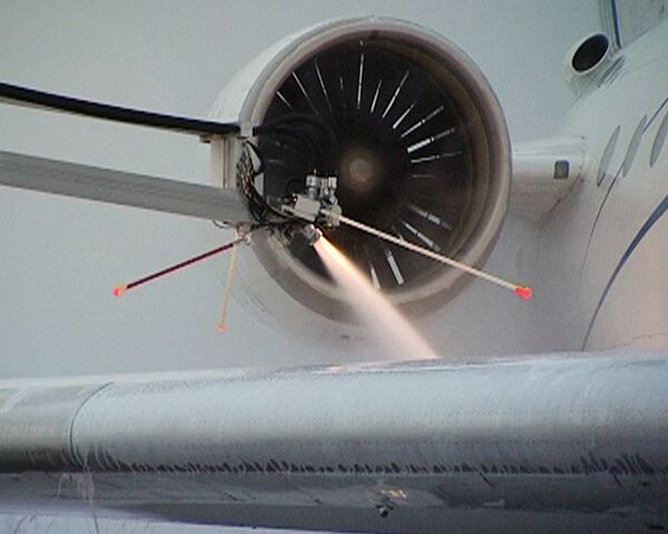 Aviones toman ducha anticongelante antes de despegar en aeropuerto de Moscú - Sputnik Mundo