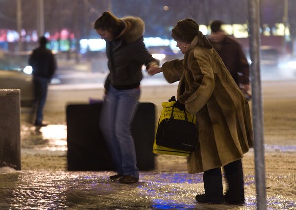 Lluvia de hielo paraliza la vida en la región de Moscú - Sputnik Mundo