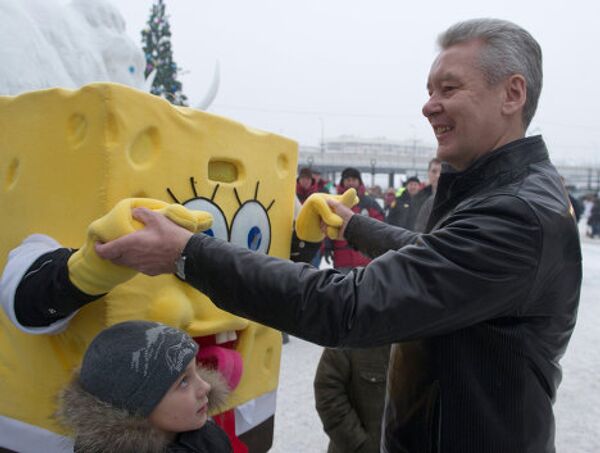 Alcalde de Moscú recorre la capital rusa en vísperas de los festejos del Año Nuevo - Sputnik Mundo