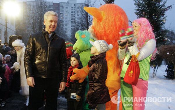 Alcalde de Moscú recorre la capital rusa en vísperas de los festejos del Año Nuevo - Sputnik Mundo