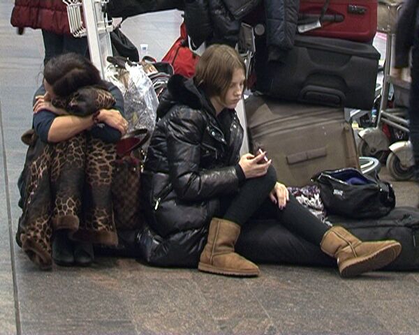 Miles de personas atrapadas en aeropuertos de Moscú por condiciones climáticas - Sputnik Mundo