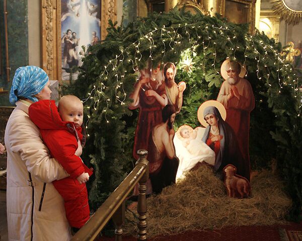 Belén navideño de abeto natural decora Iglesia de Universidad Estatal de Moscú_spa - Sputnik Mundo