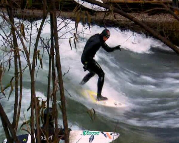 Surfistas de Munich cazan olas en ríos urbanos - Sputnik Mundo