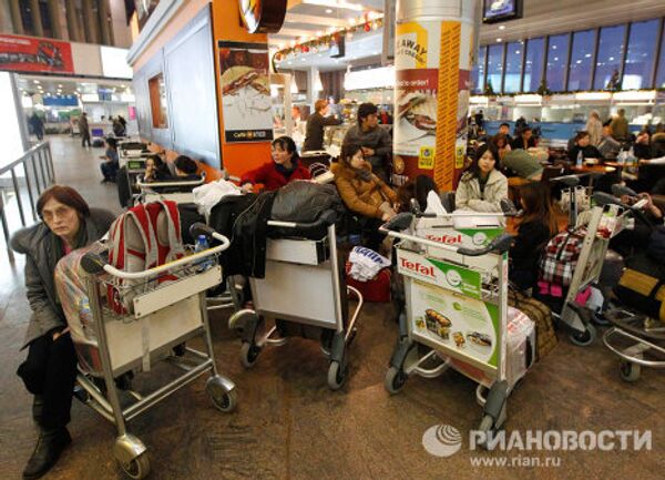 Pasajeros atrapados en el aeropuerto internacional Sheremétievo de Moscú  - Sputnik Mundo