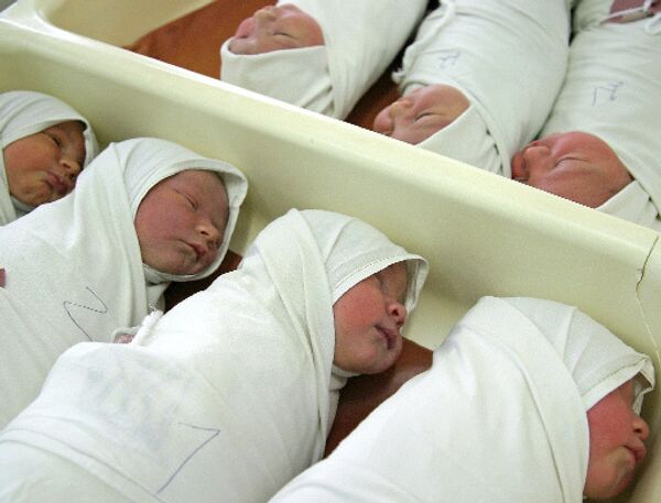 El bajo número de nacimientos de niñas se registra en el planeta  - Sputnik Mundo