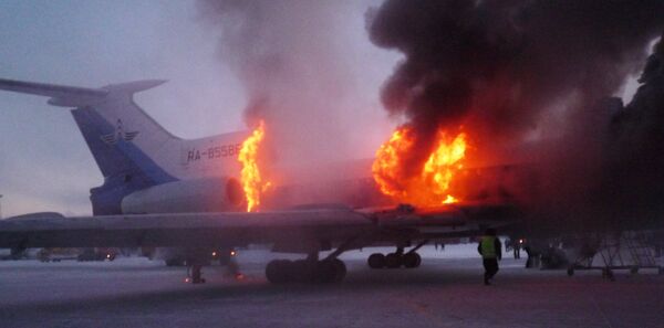 Incendio de un avión en Siberia causa tres muertos y decenas de heridos - Sputnik Mundo