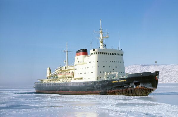 Rompehielos Almirante Makárov libera a otro buque de su prisión glacial - Sputnik Mundo