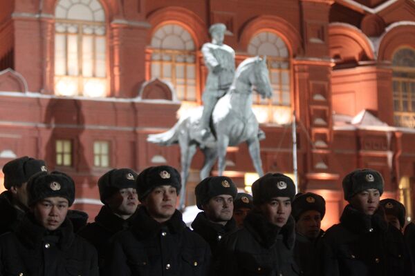 La policía detiene a unas 50 personas en la plaza Manézhnaia de Moscú - Sputnik Mundo