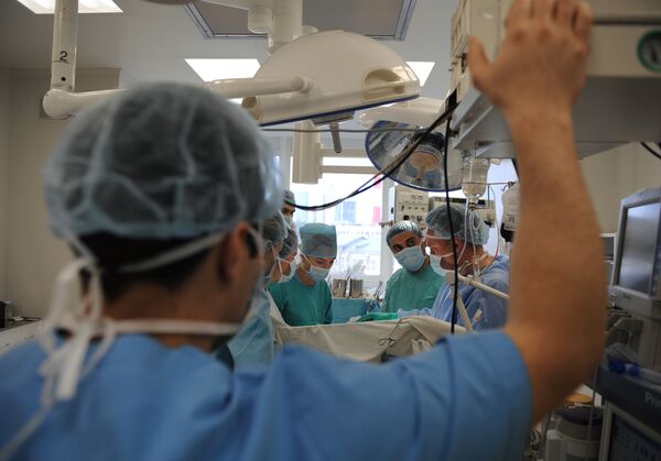 Cirujanos extirpan cuatro tumores del riñón único de una paciente - Sputnik Mundo