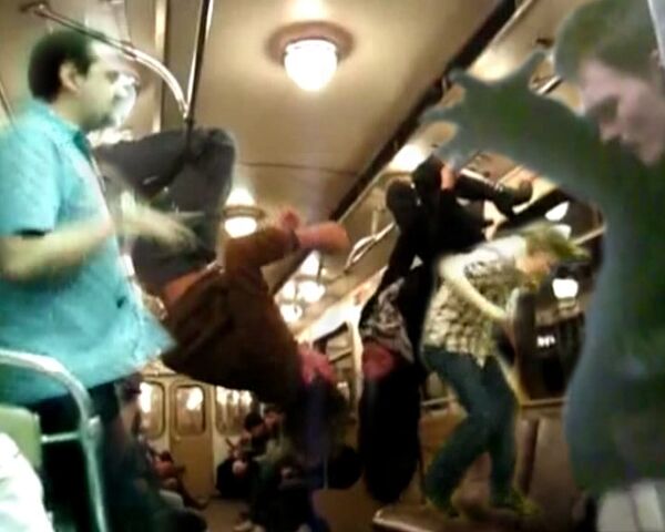 Pasajeros bailan y realizan ejercicios acrobáticos en el metro de Moscú - Sputnik Mundo
