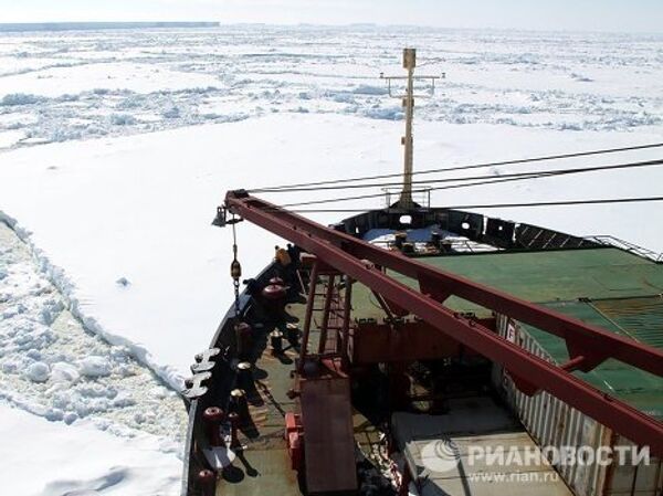 El buque ruso Vasili Golovnín zarpa rumbo a la Antártida   - Sputnik Mundo