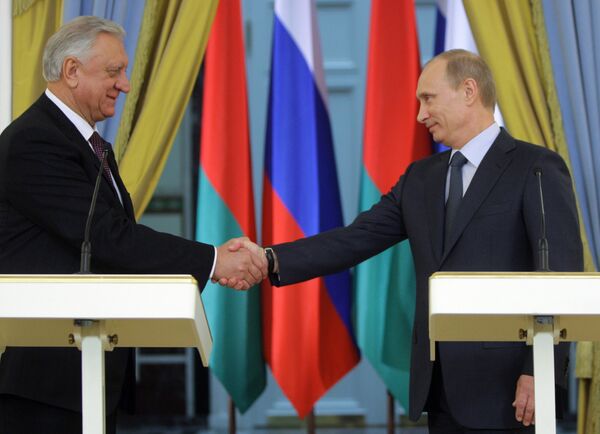 Vladímir Putin con su homólogo bielorruso Mijaíl Miasnikóvich - Sputnik Mundo