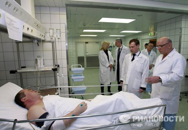 Medvédev y Putin visitan a los heridos en el atentado de Domodédovo - Sputnik Mundo