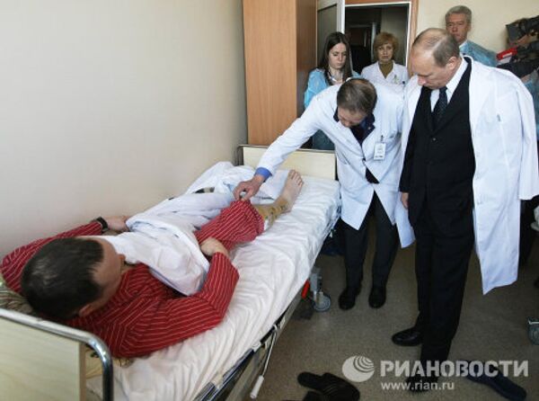 Medvédev y Putin visitan a los heridos en el atentado de Domodédovo - Sputnik Mundo