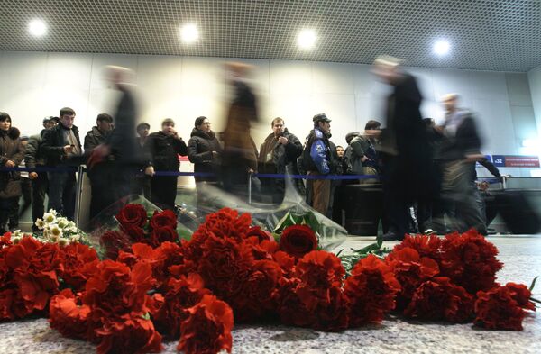 Moscú guarda jornada de duelo por víctimas del atentado en aeropuerto Domodédovo - Sputnik Mundo