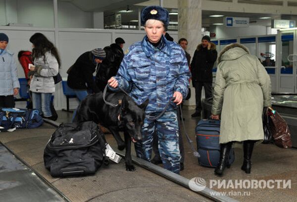 Autoridades rusas refuerzan seguridad en transporte tras atentado en Domodédovo - Sputnik Mundo