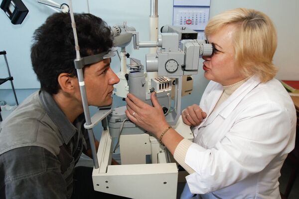 Médicos británicos se preparan a testar un implante que devuelve la vista. Archivo. - Sputnik Mundo