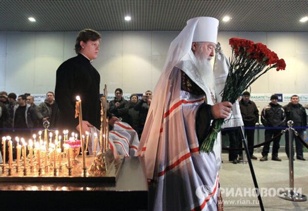 Moscovitas asisten a oficios religiosos en memoria a víctimas del atentado en Domodédovo  - Sputnik Mundo
