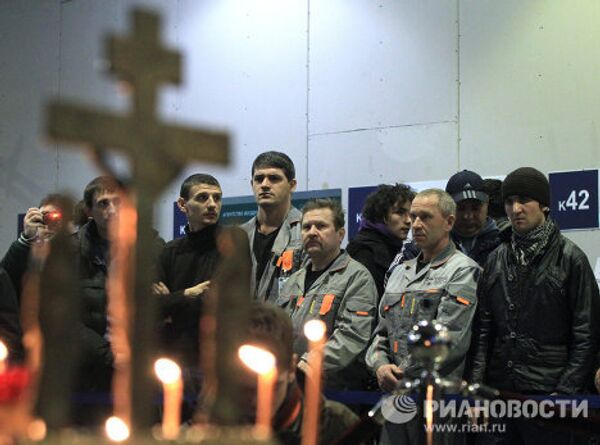 Moscovitas asisten a oficios religiosos en memoria a víctimas del atentado en Domodédovo  - Sputnik Mundo