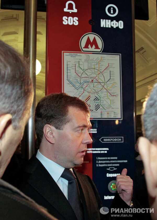Dmitri Medvédev en el metro de Moscú - Sputnik Mundo