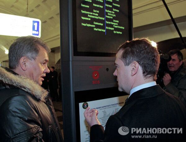 Dmitri Medvédev en el metro de Moscú - Sputnik Mundo