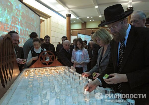 Encendido de velas en memoria de las víctimas del Holocausto - Sputnik Mundo