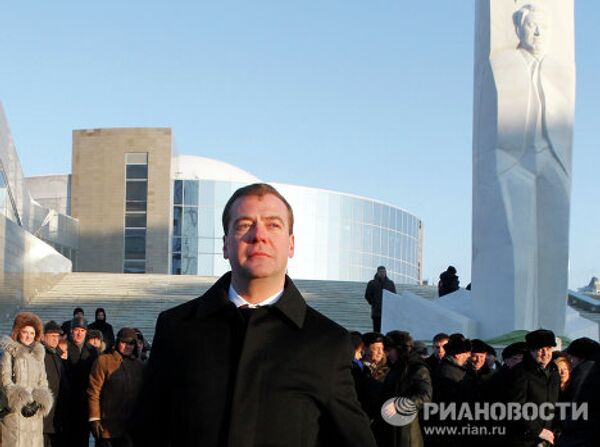 Medvédev inaugura monumento al primer presidente Borís Yeltsin - Sputnik Mundo