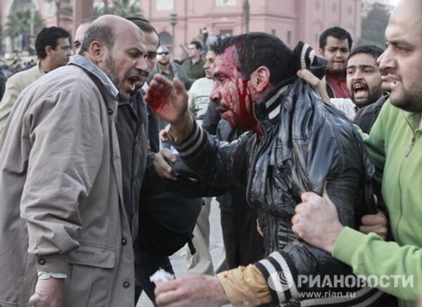 Opositores y partidarios de Mubarak siguen enfrentados en El Cairo - Sputnik Mundo